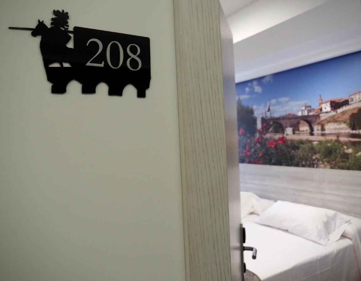 Hostal Don Suero De Quinones Hospital de Órbigo Eksteriør billede